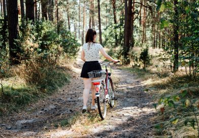 femme se promenant à vélo dans la forêt avec son vélo