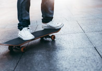 personne sur un skateboard roulant sur des pavés