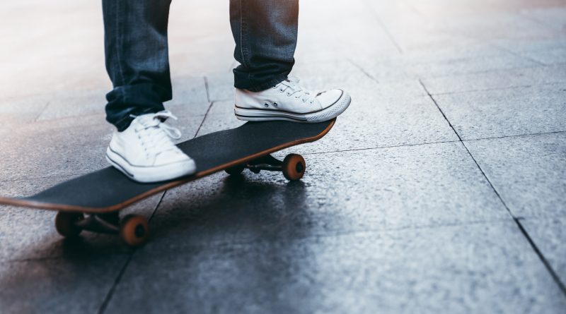 personne sur un skateboard roulant sur des pavés