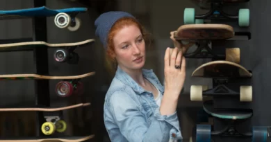 Femme proche de skateboards attachés
